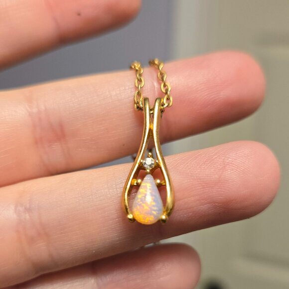 Avon Tear Drop Fire Glow Pendant Necklace - Picture 1 of 4